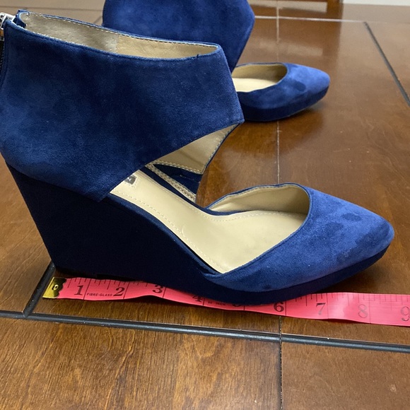BCBG suede blue wedges size 7.5 - Picture 9 of 9